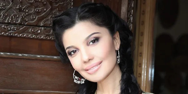 Femme russe étudiant le français dans un café parisien